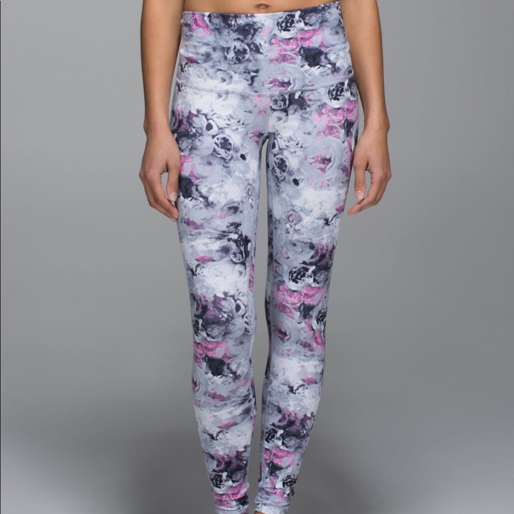 EUC Lululemon Wunder Under in Moody Mirage